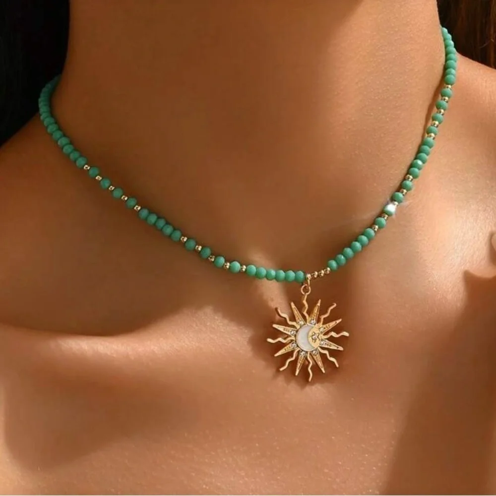 ☀️☀️☀️3 for 12$☀️☀️☀️White and Teal Beaded Necklace with Gold Sun Pendant